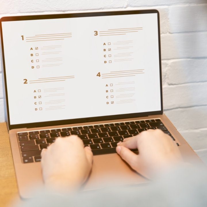 コンテナを利用し１台のサーバーで複数のWebサービスを提供してください。